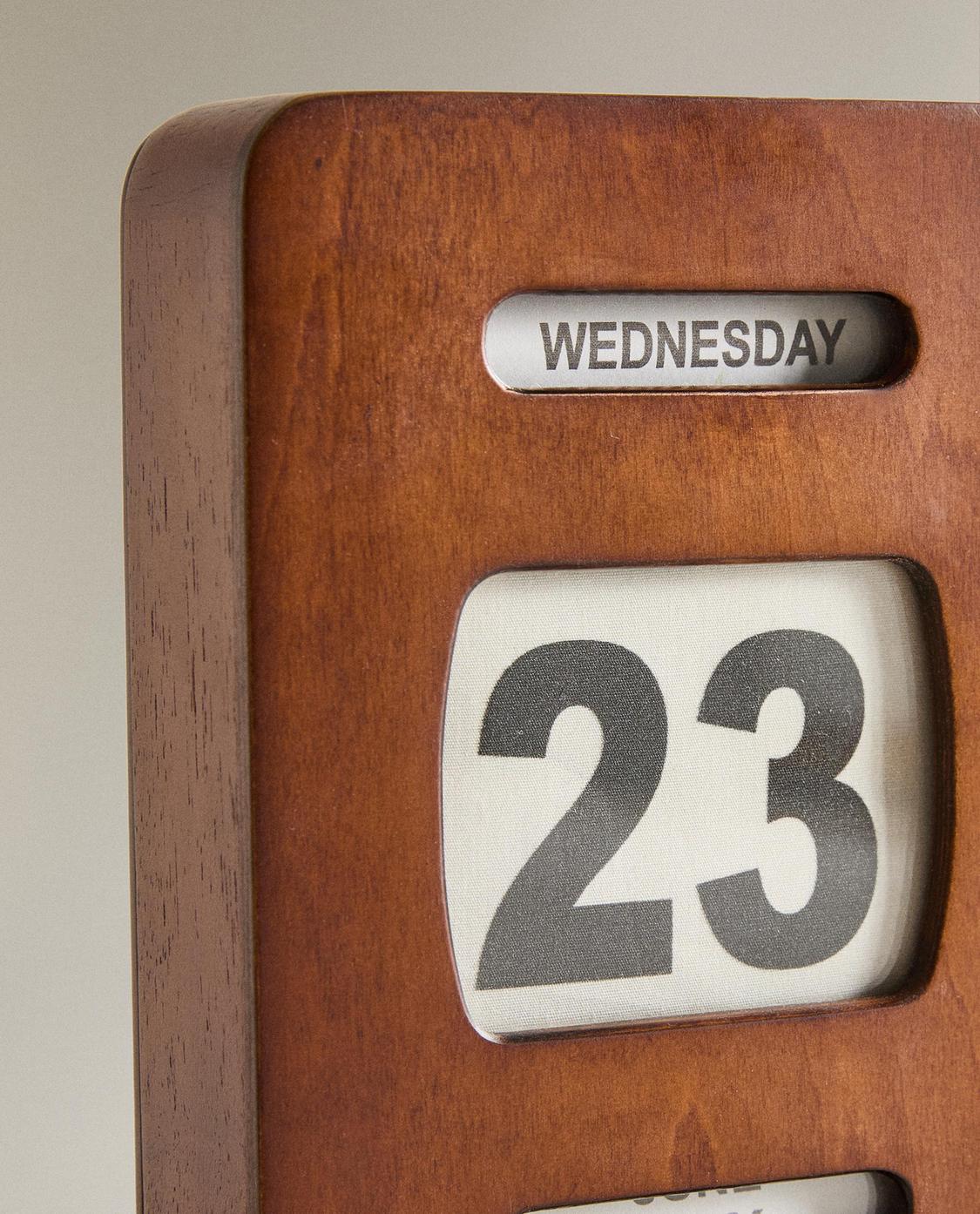 MAISON 23 – Perpetual Wooden Desk Calendar